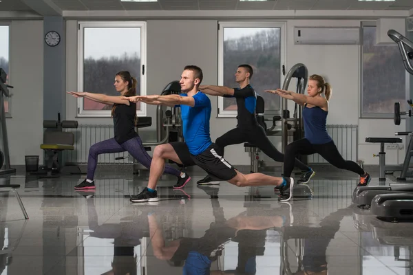 Gruppo di persone durante la classe di aerobica — Foto Stock