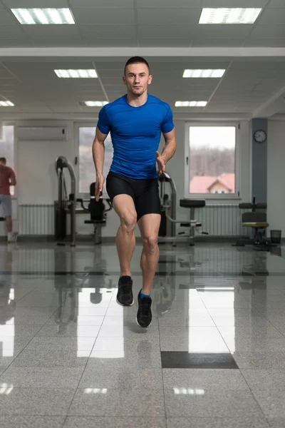 Junge sportliche Männer beim Springen — Stockfoto