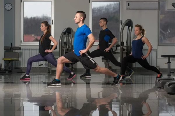 Gruppo di persone durante la classe di aerobica — Foto Stock