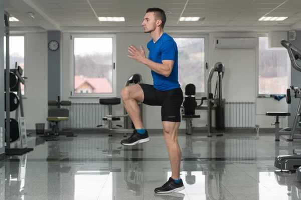 Joven deportivo macho haciendo salto — Foto de Stock