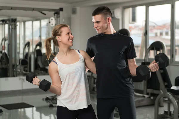 Paar passt Trainingsbizeps mit Kurzhanteln zusammen — Stockfoto