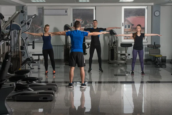 Grupo de pessoas esportivas em um treinamento de ginástica — Fotografia de Stock