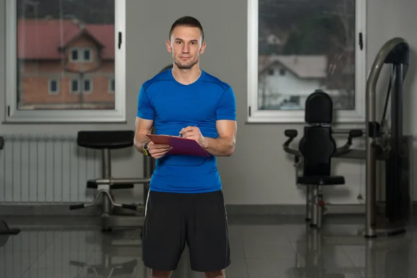 Uomo in abito sportivo prende appunti sugli appunti — Foto Stock