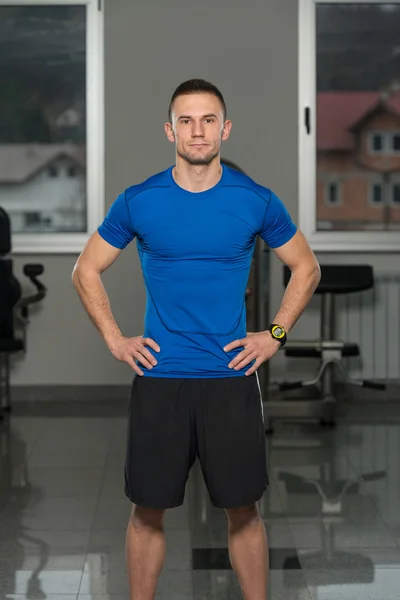 Bello Personal Trainer che indossa abbigliamento sportivo nel centro fitness — Foto Stock