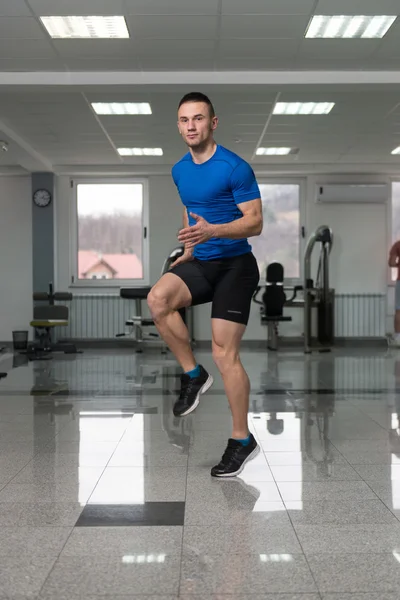 Joven deportivo macho haciendo salto — Foto de Stock