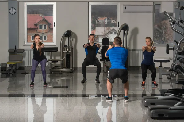 Gimnasio personas estiramiento y buscando muy feliz — Foto de Stock