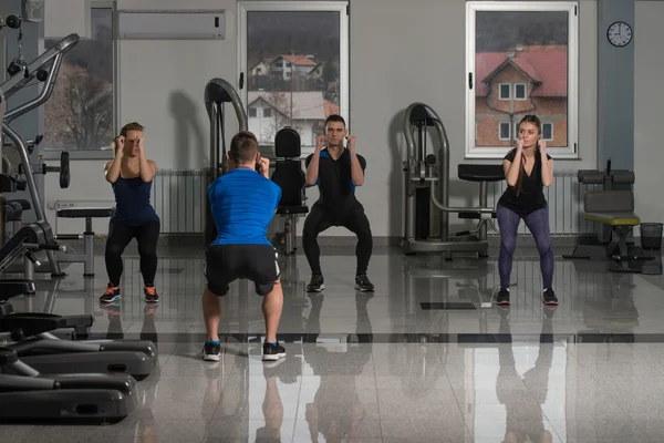 Gruppenmitglieder während des Aerobic-Kurses — Stockfoto