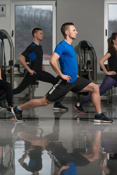 Gruppo di persone sorridenti che si allenano in palestra — Foto Stock