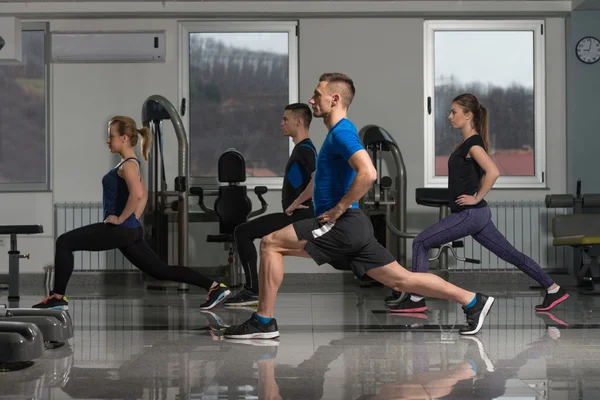 Grupo de personas deportivas en un entrenamiento de gimnasia — Foto de Stock