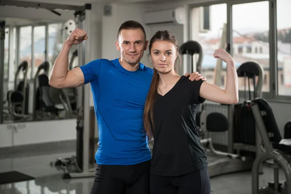 Fit casal no ginásio olhando muito atraente — Fotografia de Stock