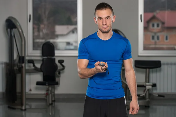 Uomo che lavora con cronometro in un centro fitness — Foto Stock
