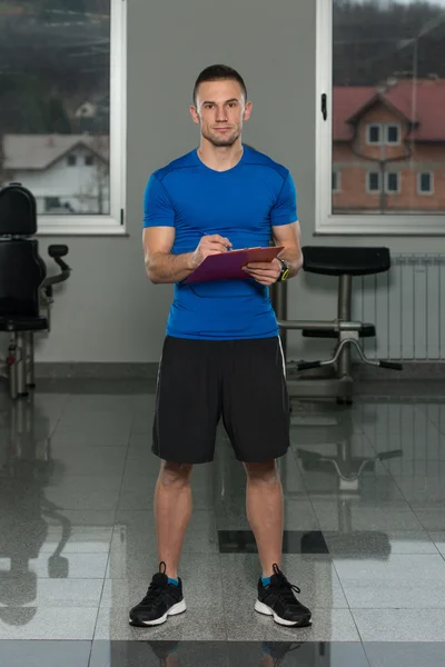 Personal Trainer prende appunti sugli appunti — Foto Stock