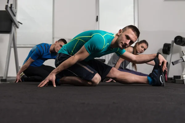 Grupo de pessoas esportivas em um treinamento de ginástica — Fotografia de Stock