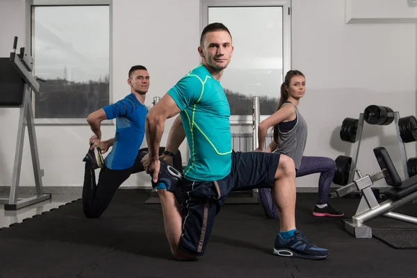 Giovani impegnati nella palestra — Foto Stock