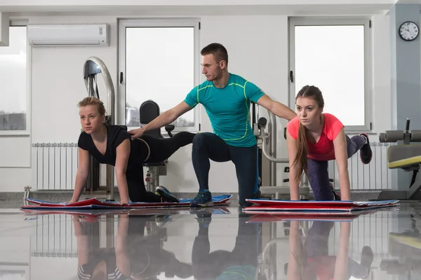 Gruppo di persone durante la classe di aerobica — Foto Stock