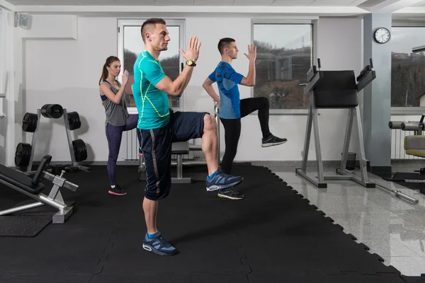 Gimnasio personas estiramiento y buscando muy feliz — Foto de Stock