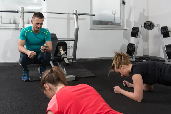 Jóvenes comprometidos en el gimnasio — Foto de Stock