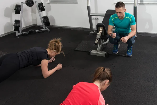 Gimnasio personas estiramiento y buscando muy feliz —  Fotos de Stock