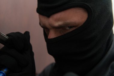 Maskeli bir hırsız close-Up