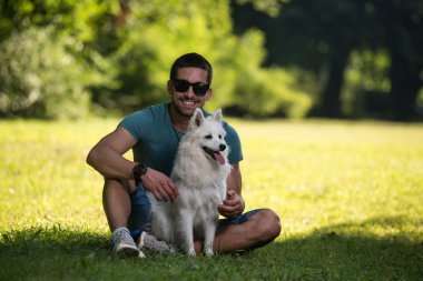 Köpekle oynayan adam.