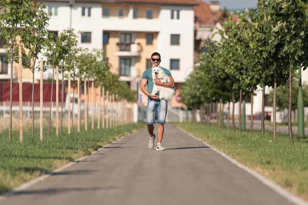 Junger Mann zu Fuß Hund — Φωτογραφία Αρχείου