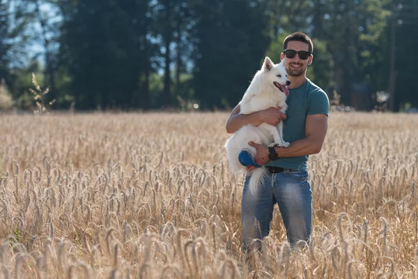 Glücklicher Mann mit seinem Hund im Freien — Stockfoto