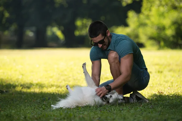 Man Playing With Dog — Stock Photo, Image