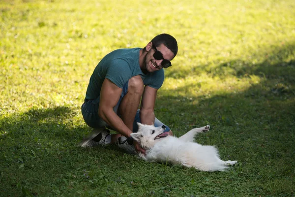 彼の犬は屋外に幸せな男 — ストック写真