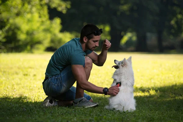 Glücklicher Mann mit seinem Hund im Freien — Stockfoto