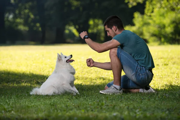 Lycklig med sin hund utomhus — Stockfoto