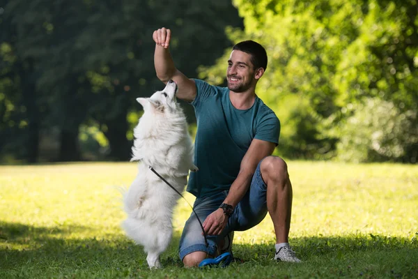 Man met hond Duitse Spitz — Stockfoto