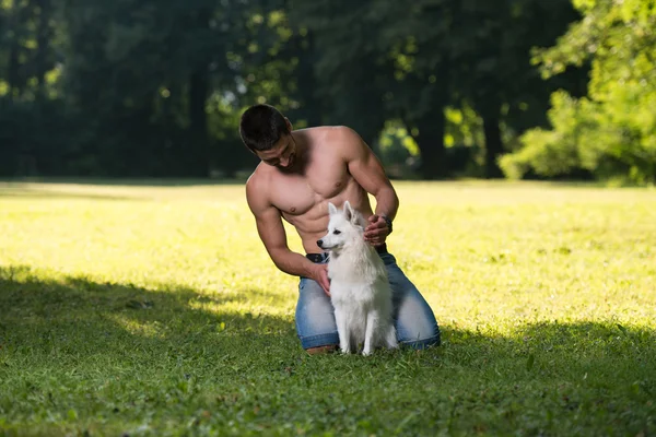 Uomo felice con il suo cane all'aperto — Foto Stock