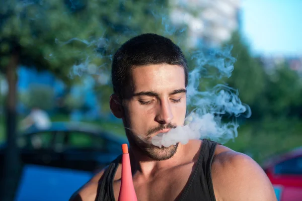 Hombre fumando Shisha al aire libre — Foto de Stock