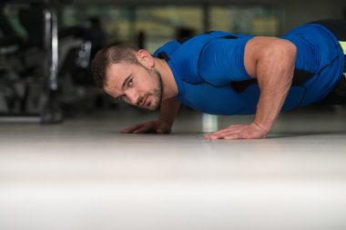 Kişisel antrenör katta şınav