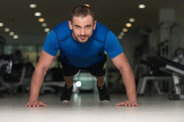 Kişisel eğitmen katta şınav