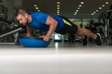 Kişisel eğitmen şınav mı Bosu denge Ball ile