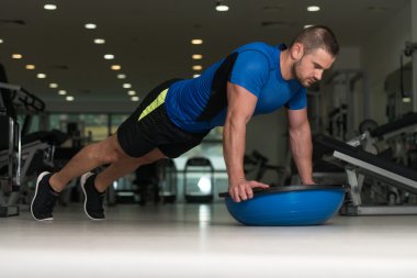 Kişisel antrenör Bosu denge Ball ile şınav