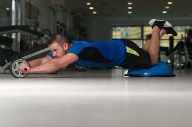 Kişisel antrenör Bosu denge Ball egzersiz yaparak