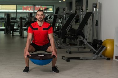 Kişisel antrenör Bosu denge Ball egzersiz yaparak