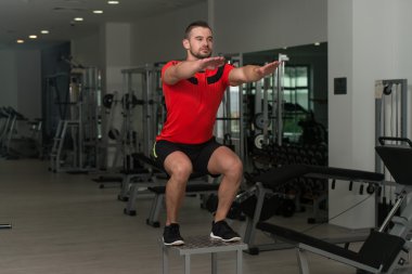 Kişisel antrenör kutusu atlama yapıyor