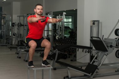 Kişisel antrenör kutusu atlama yapıyor