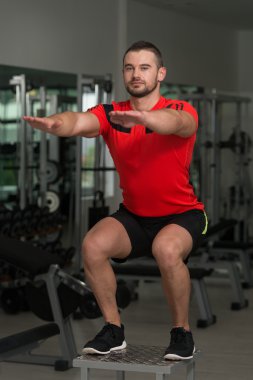 Fitness eğitmeni kutusu atlama yapıyor
