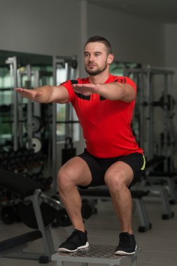 Fitness eğitmeni kutusu atlama yapıyor
