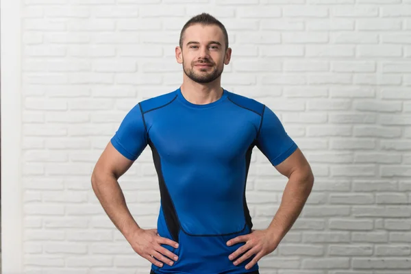 Portret van Personal Trainer op witte bakstenen achtergrond — Stockfoto