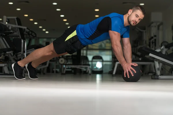 Pushups com bola de medicina — Fotografia de Stock