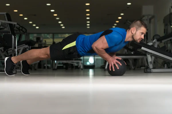 Push ups met medicijnbal — Stockfoto