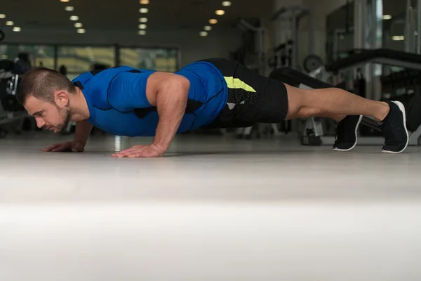 Atleta homem fazendo push ups no chão — Fotografia de Stock