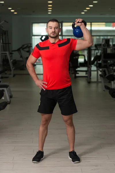 Fitness Instructor Ejercicio con Kettle-bell —  Fotos de Stock