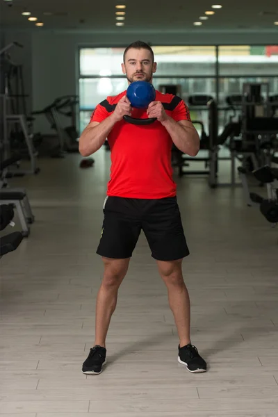 Fitnesstrainerin trainiert mit Wasserkocher-Glocke — Stockfoto