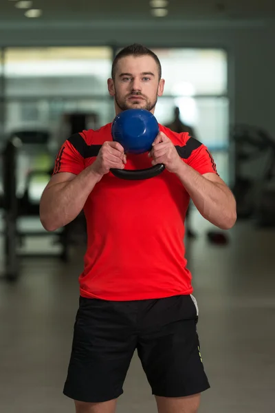 Antrenor personal Exercitarea cu Kettle-bell — Fotografie, imagine de stoc